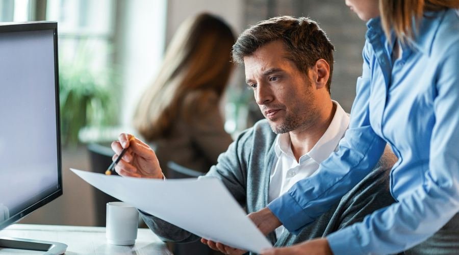 Profissionais analisando dashboards e relatórios de dados
