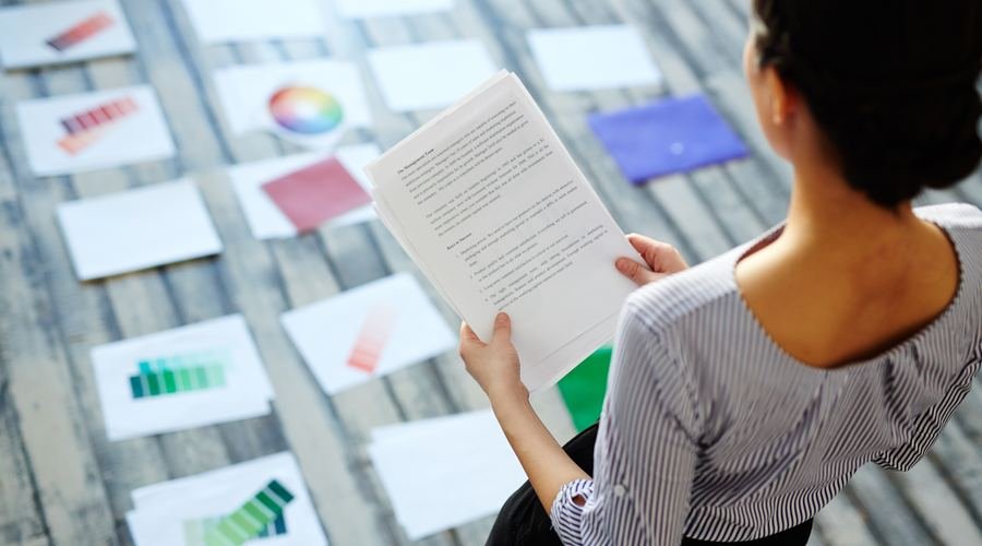 Equipe analisando dados de ERP em reunião de negócio